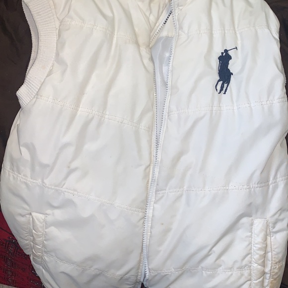 This is a Ralph Lauren puffer jacket it’s medium - Picture 4 of 4